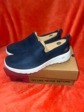NIB Skechers Women's Go Walk Joy Sneaker, Navy/White, 8 Wide